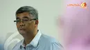 Akil Mochtar terlihat memperhatikan keterangan saksi dengan serius di Pengadilan Tipikor Jakarta, Kamis (10/4/2014) (Liputan6.com/Faisal R Syam).