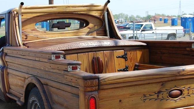 Modifikasi mobil dengan kayu (Sumber: Instagram/m.e.c.h.a.n.i.c.a.l_s)