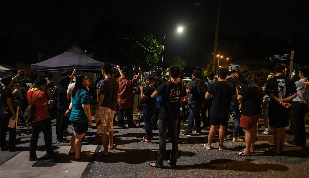 Awak media berkumpul di jalan menuju rumah mantan Perdana Menteri Malaysia, Najib Razak di Kuala Lumpur, Rabu (16/5). Polisi melakukan penggeledahan di kediaman Najib usai Salat Tarawih untuk mencari bukti dan dokumen terkait kasus 1MDB. (AFP/Mohd RASFAN)