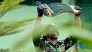 Prajurit TNI Yonif Raider 112/Dharma Jaya mencoba mematahkan besi saat atraksi dalam upacara sertijab di Banda Aceh, Aceh, Rabu (18/9/2019). Mayor Inf Syarifuddin Liwang menjadi Komandan Yonif Raider 112/Dharma Jaya menggantikan Mayor Inf Agus Alfauzi. (CHAIDEER MAHYUDDIN/AFP)