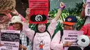 Perempuan membawa peralatan dapur dan memajang poster saat aksi protes menuntut pemerintah mengkaji ulang program Makan Bergizi Gratis (MBG), menurunkan harga Bahan Bakar Minyak (BBM), dan membuka lebih banyak lapangan kerja bagi perempuan, di Jakarta, Kamis 18 Juni 2026. (BAY ISMOYO/AFP)