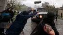 Para pengunjuk rasa juga melempari polisi dengan batu. (AP Photo/Luis Hidalgo)