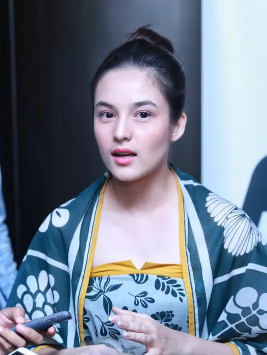 "Pola makan juga dijaga. Setiap hari cuma makan nasi merah, ayam bakar dan minum air putih lemon," tambah Chelsea. (Adrian Putra/Bintang.com)