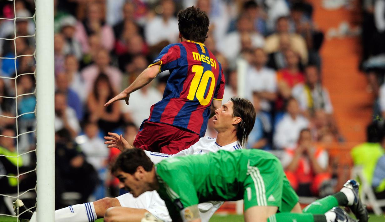 Lionel Messi melakukan solo run melewati beberapa pemain Madrid sebelum mencetak gol kedua ke gawang Iker Casillas di Stadion Santiago Bernabeu, Madrid, (27/4/2011). Barca menang 2-0. (AFP Photo/Dani Pozo)