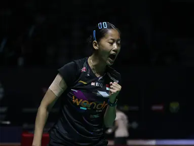 Tunggal putri andalan Indonesia, Putri Kusuma Wardani melakukan selebrasi usai mendapatkan poin pada pertandingan melawan wakil Taiwan, Sung Shuo Yun dalam babak 32 besar Indonesia Masters 2026 di Istora Senayan, Jakarta pada Rabu (21/01/2026). (Bola.com/Abdul Aziz)