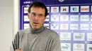 Bordeaux's coach Laurent Blanc takes part in a press conference on November 14, 2008, two days ahead of the French L1 football match Lyon vs. Bordeaux. AFP PHOTO PIERRE ANDRIEU 