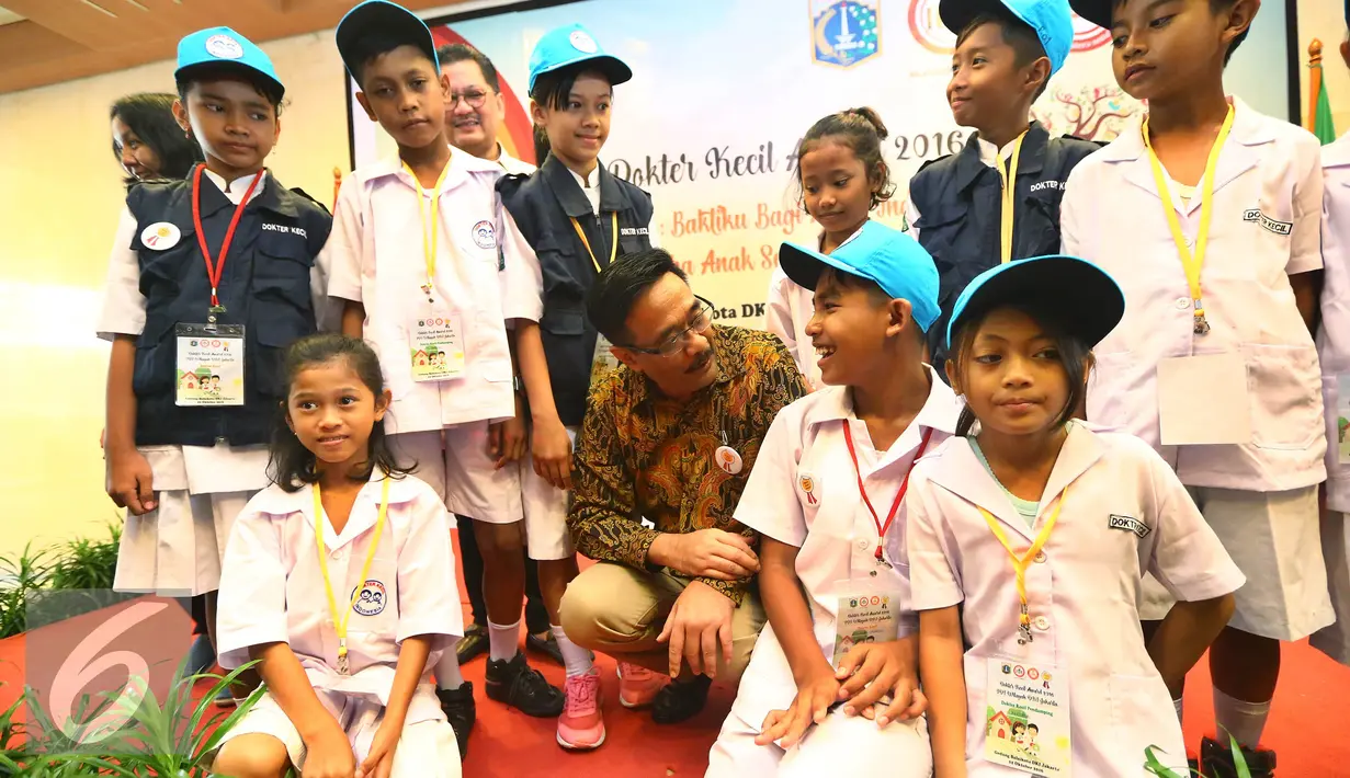 Wagub DKI, Djarot Saiful Hidayat berbincang dengan Dokter Cilik usai membuka Lomba Dokter Kecil Award 2016 Tingkat Provinsi DKI Jakarta, Minggu (2/10). (Liputan6.com/Johan Tallo)