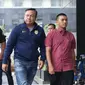 Bupati Pakpak Bharat Sumatera Utara, Remigo Yolanda Berutu (kedua kiri) digiring petugas saat tiba di Gedung KPK, Jakarta, Minggu (18/11). Remigo terkena OTT terkait dugaan penerimaan suap proyek di Dinas PUPR. (Liputan6.com/Helmi Fithriansyah)