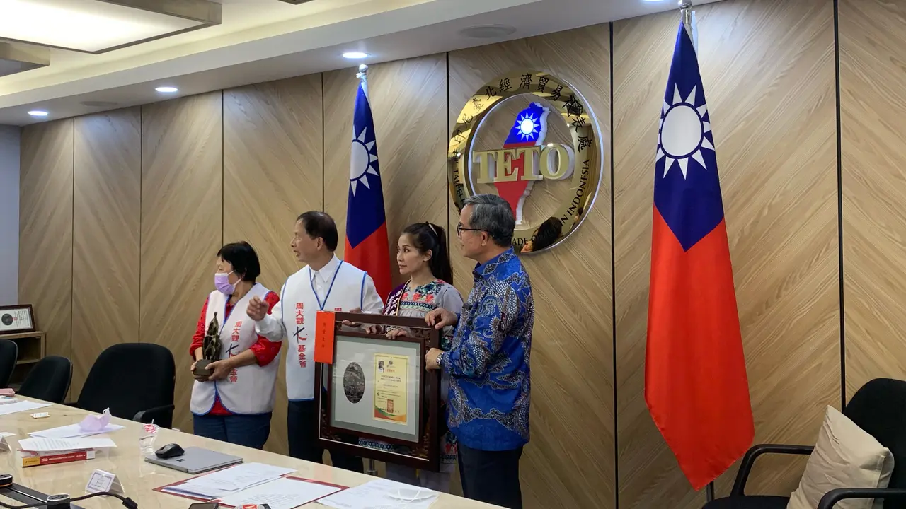 Karateka Meena Asadi mendapatkan penghargaan "Love of Lives Award" oleh Yayasan dan Kebudayaan Chou Ta-Kuan pada Selasa (24/1/2023). (Liputan6.com/Alycia Catelyn)