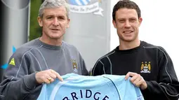 Manchester City's new signing Wayne Bridge poses for photographers with Manchester City manager Mark Hughes at the Carrington training centre in Manchester, northwest England, on January 8, 2009. AFP PHOTO/ANDREW YATES