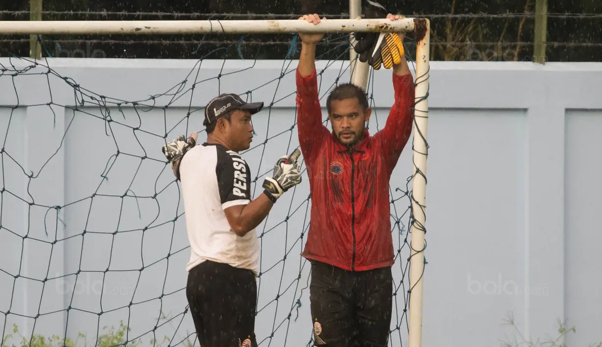 Kiper Persija Jakarta, Andritany Ardhiyasa, mendengarkan instruksi saat latihan di Lapangan Sutasoma, Jakarta, Rabu (31/1/2018). Latihan ini merupakan persiapan jelang babak delapan besar Piala Presiden. (Bola.com/Asprilla Dwi Adha)