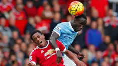 Pemain Manchester City, Bacary Sagna (kanan), berebut bola dengan pemain Manchester United, Anthony Martial, dalam lanjutan Liga Premier Inggris di Stadion Old Trafford, Inggris, Minggu (25/10/2015). (Reuters/Eddie Keogh)