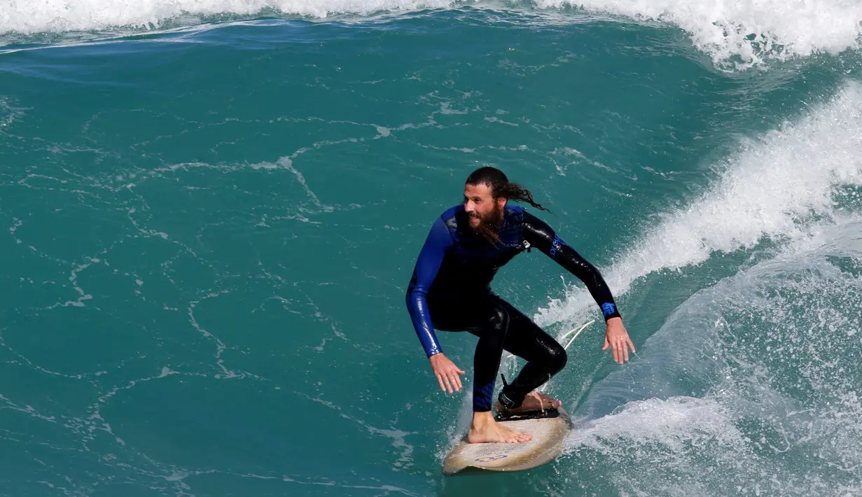 Gaet Surfer Internasional, Kemenpar Siapkan 10 Kompetisi Surfing Tahun 2018. (REUTERS/Amir Cohen)