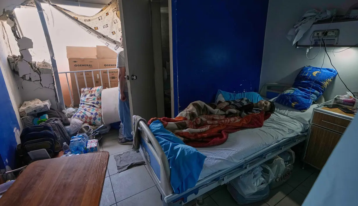 Seorang anak laki-laki yang sakit terbaring di kamar yang rusak di Rumah Sakit Jabal Amel, setelah serangan udara Israel pada Senin (1/6) yang menghantam gedung di dekatnya, di kota pelabuhan selatan Tyre, Lebanon, Selasa 2 Juni 2026. (AP Photo/Mohammed Zaatari)