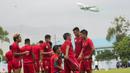 Para pemain Persija Jakarta melepas dahaga saat latihan di Lapangan Sutasoma, Jakarta, Rabu (31/1/2018). Latihan ini merupakan persiapan jelang babak delapan besar Piala Presiden. (Bola.com/Asprilla Dwi Adha)
