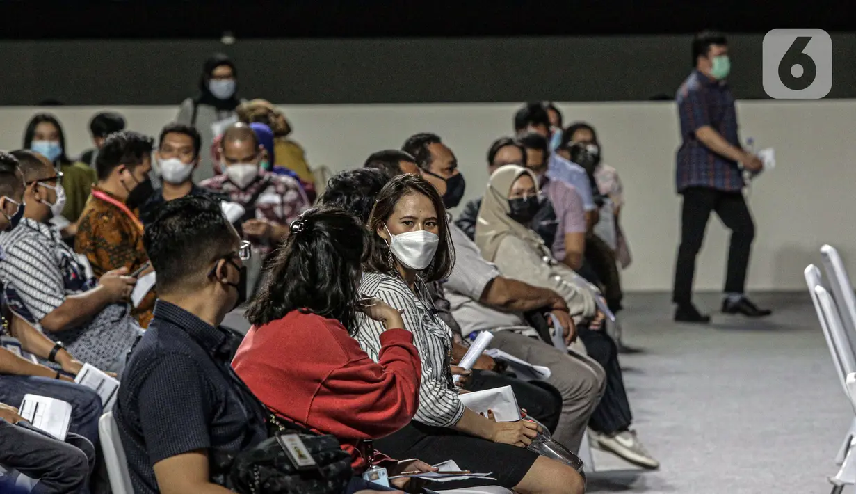 Pelaku sektor jasa keuangan menunggu untuk menjalani vaksinasi COVID-19 di Lapangan Tennis Indoor Senayan, Jakarta, Rabu (16/6/2021). Untuk tahap awal, vaksin akan diberikan kepada 10 ribu pelaku sektor jasa keuangan di Jakarta. (Liputan6.com/Faizal Fanani)