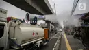 Petugas PMI dengan mobil gunners spraying melakukan penyemprotan cairan disinfektan di kawasan Jalan Blok A, Jakarta, Kamis (30/4/2020). Penyemprotan tersebut dilakukan selama 14 jam non stop dengan melibatkan personel TNI serta relawan PMI yang bekerja secara dua shift. (Liputan6.com/Faizal Fanani)