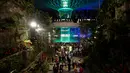 Rain Vortex atau air terjun buatan setinggi 40 meter terlihat di Jewel Changi Airport, Singapura, 11 April 2019. Rain Vortex ini merupakan air terjun dalam ruangan tertinggi di dunia. (REUTERS/Feline Lim)