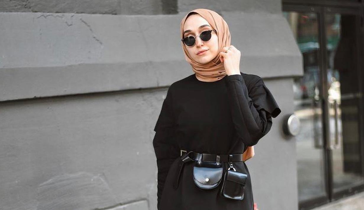Padu padan tunik dengan rok plisket warna hitam menarik untuk dicoba. Agar lebih stylish, tambahkan aksesori berupa ikat pinggang. Untuk hijab, kamu bisa memilih warna terang seperti cokelat muda.  (Instagram/elifd0gan).
