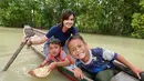 Jodilee Warwick, presenter acara petualang yang gaya penampilannya saat berpetualang sangat menarik untuk dilihat. Termasuk saat ia melakukan interaksi dengan bocah-bocah lokal di sana. Keseruan tampak nyata dari foto Jodilee dengan para bocah. (Liputan6.com/IG/@jodileewarwick)