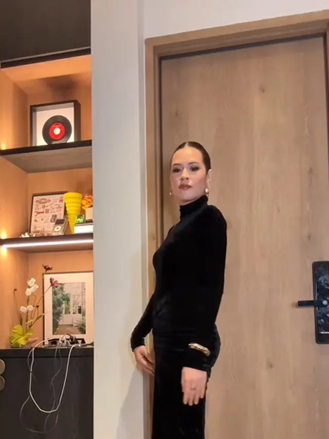 Raisa dengan Gaun Beludru