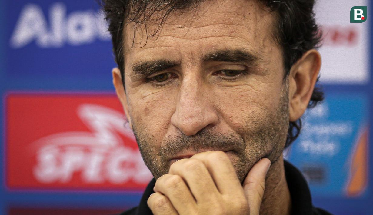 Pelatih kepala Persib Bandung, Luis Milla (kiri) saat konferensi pers setelah laga pekan ketiga BRI Liga 1 2023/2024 antara Persib Bandung melawan Dewa United di Stadion GBLA, Bandung, Jumat (14/07/2023). (Bola.com/Bagaskara Lazuardi)