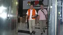 Tersangka Bupati Kebumen (nonaktif) Mohammad Yahya Fuad berjalan keluar gedung KPK, Jakarta, Kamis (8/3). Mohammad Yahya Fuad menjalani pemeriksaan perdana sebagai tersangka pasca ditahan KPK. (Liputan6.com/Herman Zakharia)