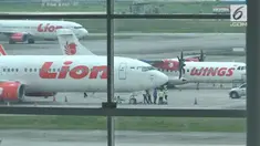 Pesawat Lion Air dan Wings Air bersenggolan di bagian sayap. Akibatnya sayap pesawat Wings Air rusak parah.