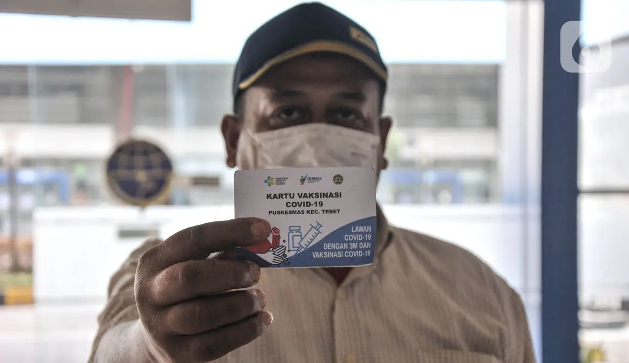 Penumpang bus AKAP menunjukkan sertifikat vaksinasi di Terminal Pulogebang, Jakarta, Rabu (24/11/2021). Pemerintah menerbitkan aturan PPKM level 3 untuk masa libur Natal dan tahun baru sesuai Instruksi Mendagri Nomor 62 Tahun 2021. (merdeka.com/Iqbal S. Nugroho)