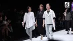 Kevin Kumala membuat panggung JFW 2018 lebih menarik dengan rancangan dari Bioplastics.