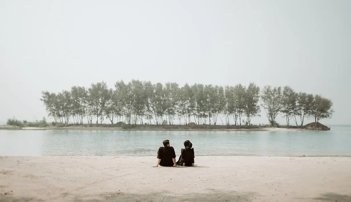 Dijepret dari belakang dan perlihatkan pemandangan indah pantai, Adiba dan Egy Maulana romantis. Tanpa bersentuhan dan tidak ada saling berpelukan, prewedding Adiba dan Egy disebut jadi prewedding paling lucu dan romantis. Terlihat dalam sebuah video teaser prewedding, keromantisan Adiba dan Egy semakin terasa karena momen keduanya terekam jelas. (Liputan6.com/IG/@antzcreator)