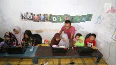 Penggagas Kebumen Desa Digital, Wahyu Yoga Pratama memberikan pelatihan internet kepada anak-anak, di Desa Tambakprogaten, Kabupaten Kebumen, Jawa Tengah, Minggu (6/5). (Liputan6.com/Fery Pradolo)