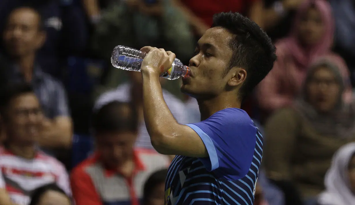 Pebulutangkis SGS PLN Bandung, Anthony Ginting melepas dahaga saat melawan pebulutangkis PB Djarum, Shesar Hiren pada Kejurnas Beregu Campuran di Britama Arena, Jakarta, Kamis (20/12). Shesar berhasil mengalahkan Anthony. (Bola.com/Yoppy Renato)