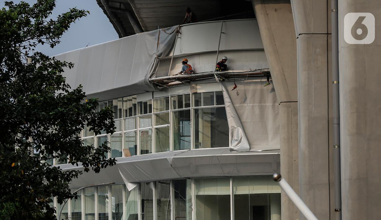 Pekerja menyelesaikan pembangunan halte Centrale Stichting Wederopbouw (CSW) di kawasan Kebayoran Baru, Jakarta, Selasa (8/6/2021). Halte yang akan menghubungkan antar moda transportasi yaitu Transjakarta dengan MRT tersebut mengambil desain Cakra Selaras Wahana. (Liputan6.com/Johan Tallo)
