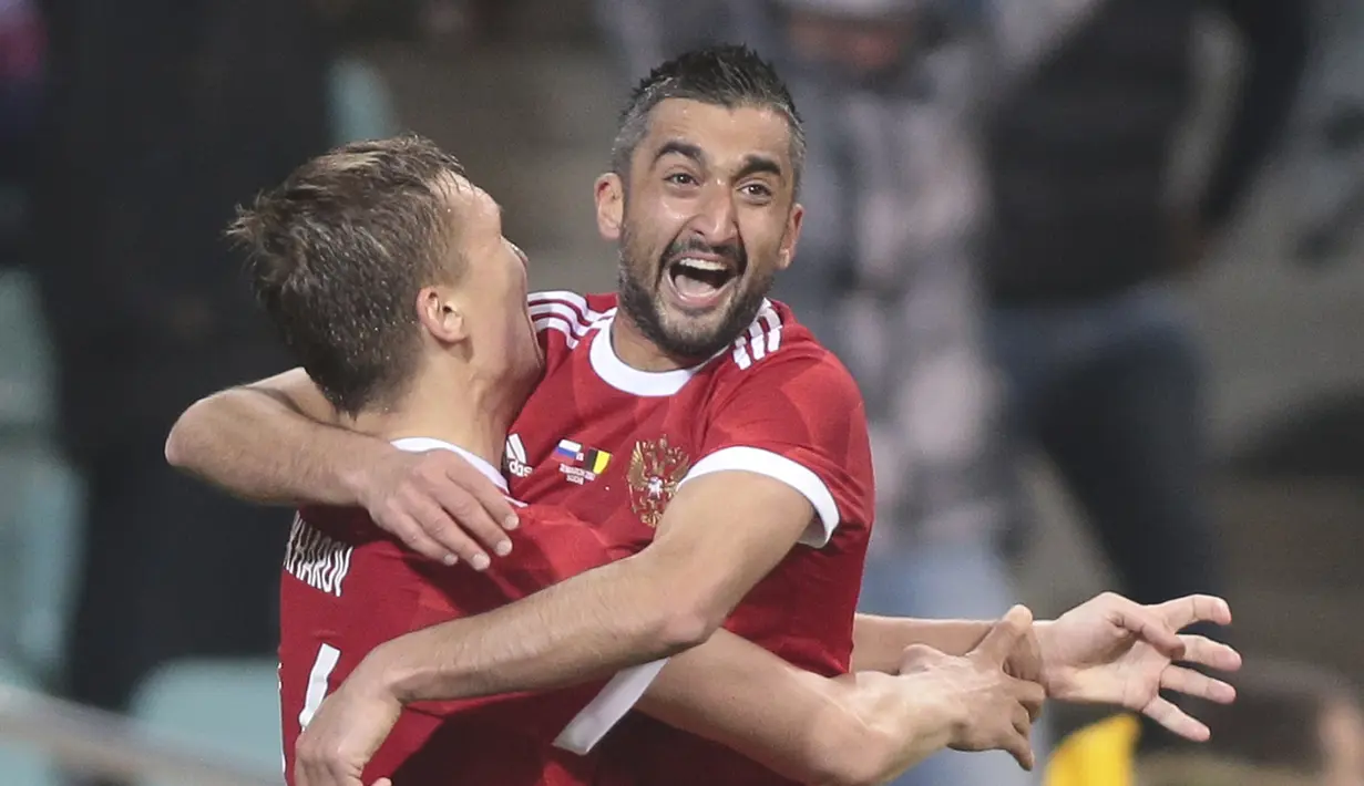 Selebrasi para pemain Rusia setelah berhasil mencetak gol penyama kedudukan pada menit 90' saat melawan Belgia pada laga persahabatan di Fisht stadium, Sochi, Rusia, Selasa (28/3/2017). Rusia bermain imbang 3-3. (AP/Denis Tyrin)