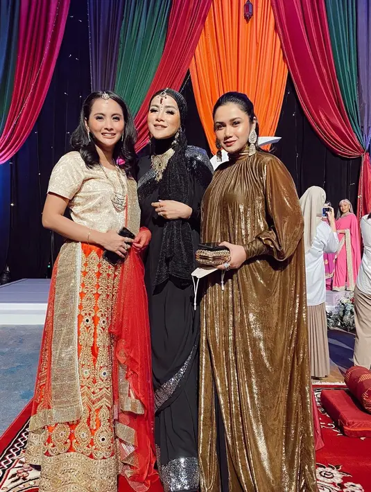 Artis hadir di Henna Night Aurel Hermansyah (Instagram/ollaramlanaufar)
