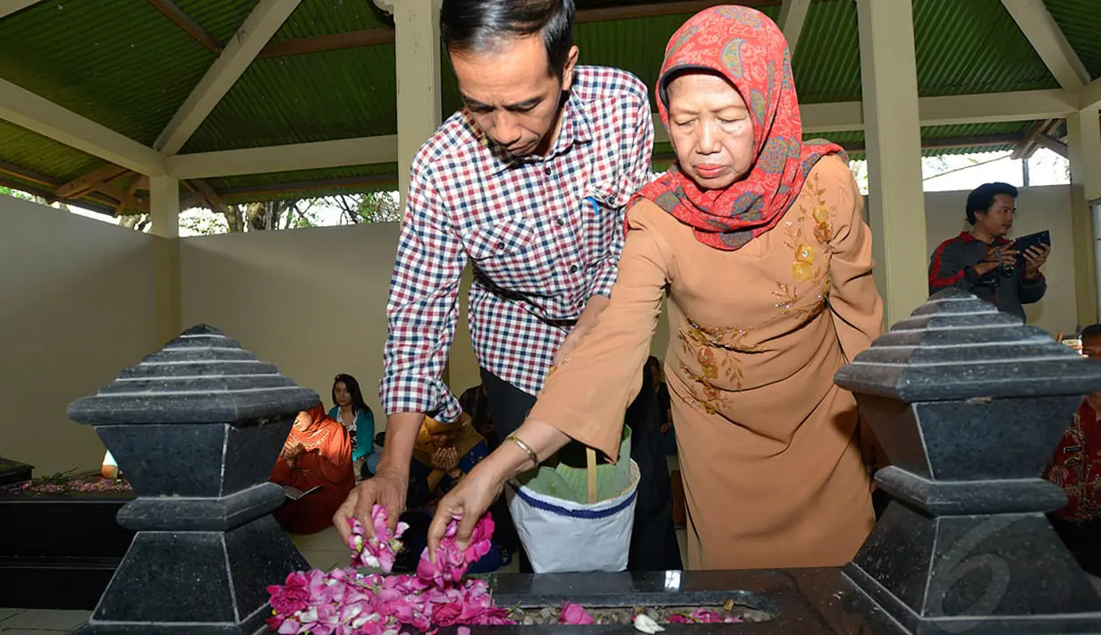 Jokowi tampak menabur bunga di atas makam ayahnya. Jawa Tengah. Sabtu (14/6/14) (Antara Foto/Widodo S Jusuf)