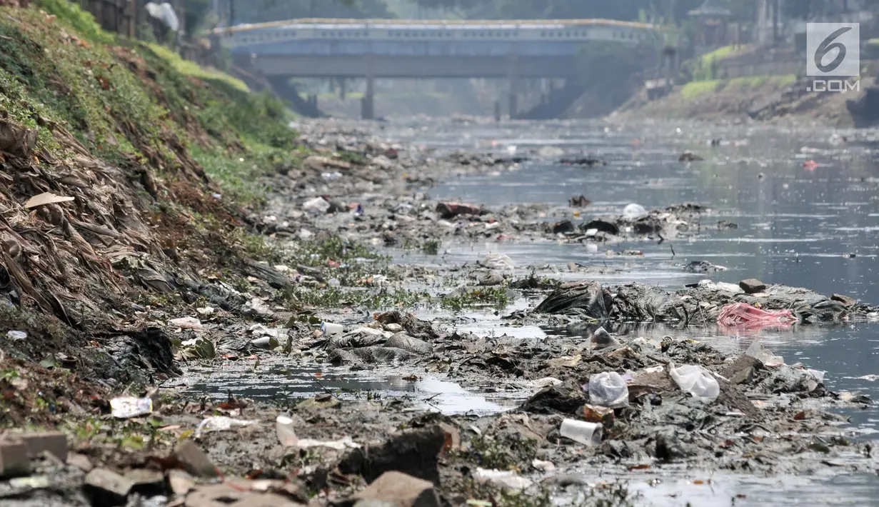 Tumpukkan sampah dan air yang berwarna hitam pekat memenuhi aliran Kanal Banjir Barat, Jakarta, Minggu (22/9/2019). Minimnya pengawasan Pemprov DKI menyebabkan aliran di sepanjang Kanal Banjir Barat menghitam dan penuh sampah hingga menimbulkan bau tak sedap. (merdeka.com/Iqbal S Nugroho)