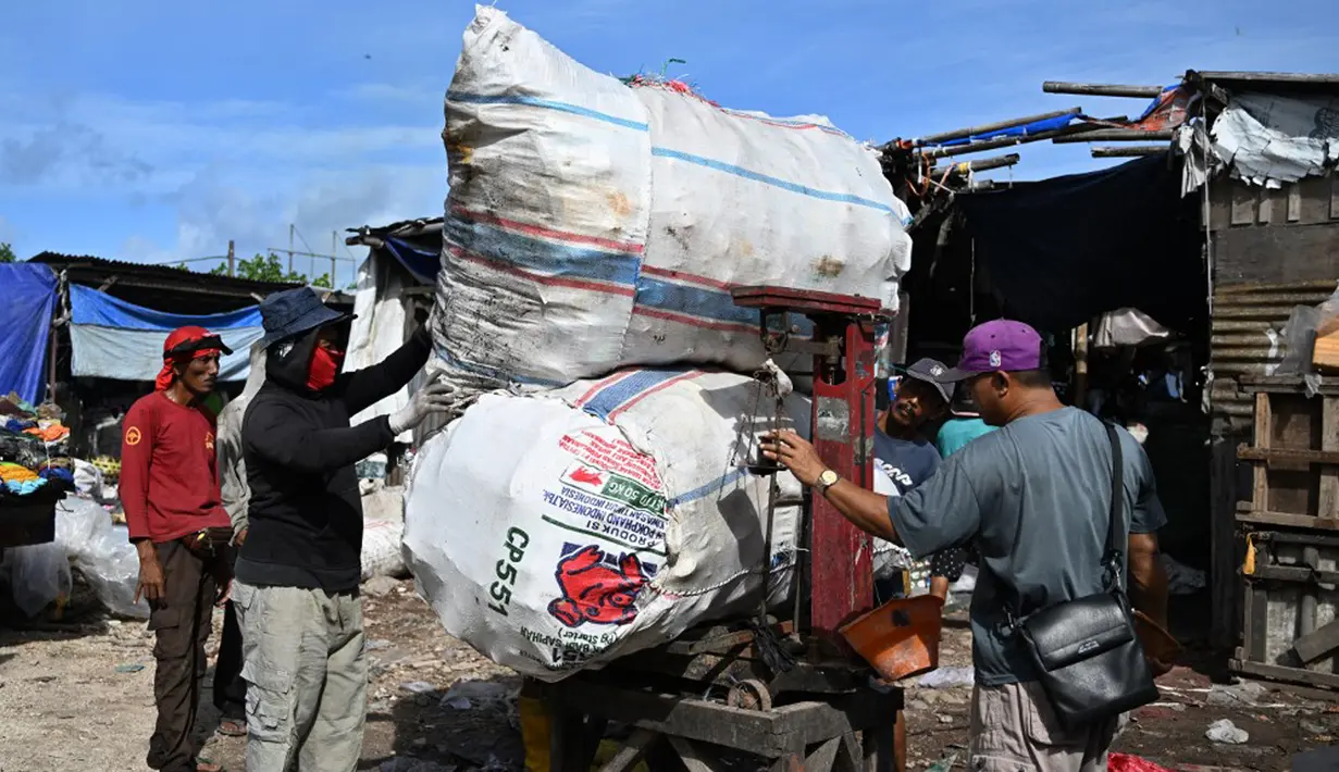 "Dengan tata kelola sampah yang baik, permasalahan sampah dapat kita selesaikan dari hulu ke hilir," katanya. (SONNY TUMBELAKA/AFP)