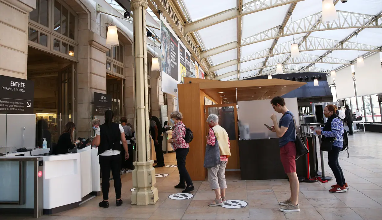 Sejumlah pengunjung menunggu di pintu masuk Musee d'Orsay saat museum itu dibuka kembali untuk umum di Paris, Prancis (23/6/2020). (Xinhua/Gao Jing)