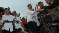 Disela-sela bersepeda Jokowi menyempatkan bersalaman kepada para pendukung Senin (19/5/14) (Liputan6.com/Herman Zakharia)