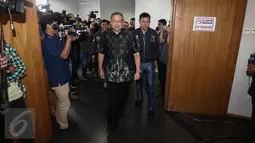 Ketua Umum Partai Demokrat, Susilo Bambang Yudhoyono jelang konferensi pers klarifikasi terkait penyadapan dirinya dengan Ketua MUI Ma'ruf Amin, Jakarta, Rabu (1/2). (Liputan6.com/Faizal Fanani)