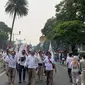 Massa pendukung pasangan Bacapres-Bacawapres Prabowo Subianto dan Gibran Rakabuming Raka di kawasan Taman Suropati, Jakarta Pusat, Rabu (25/10/2023). Mereka akan mengantarkan Prabowo-Gibran daftar ke KPU. (Liputan6.com/Delvira Hutabarat)