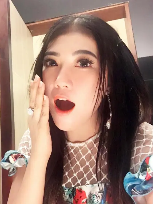 Meski berprofesi sebagai penyanyi dangdut, namun gaya berbusana Via Vallen malah mirip artis-artis Korea. Coba lihat, kali ini ia memakai outfit bermotif bunga-bunga, dengan riasan wajah yang mirip dengan artis Korea. (Instagram/viavallen)