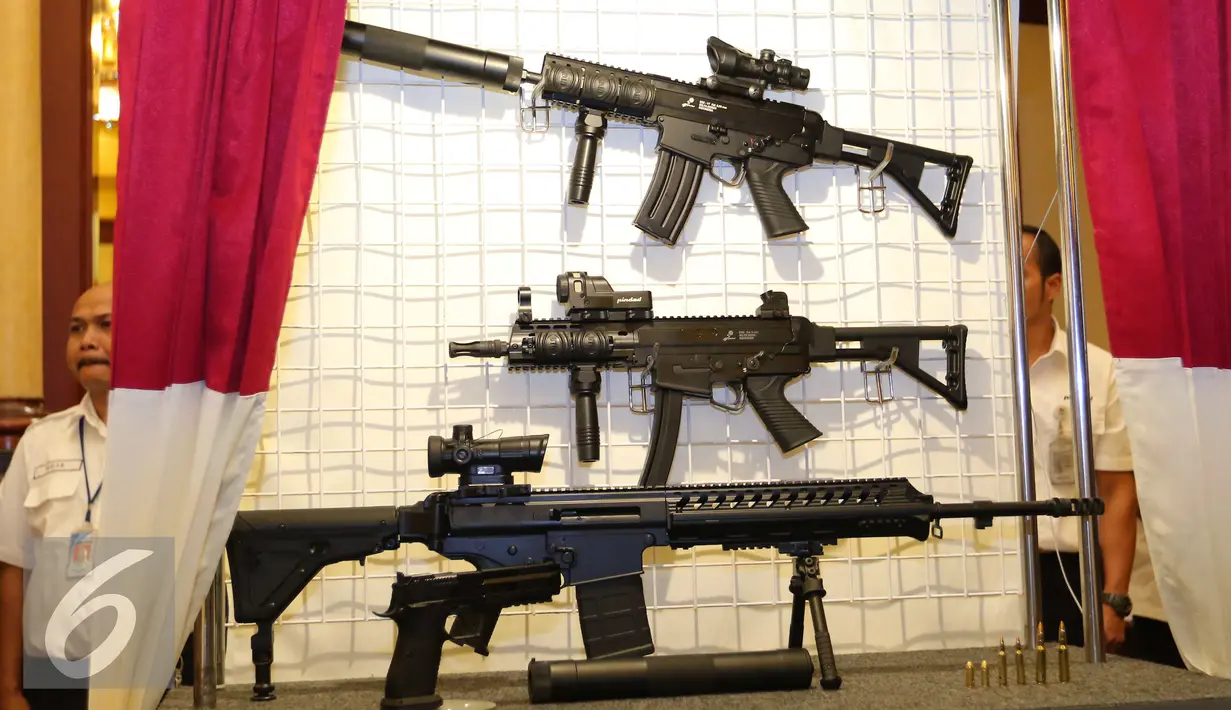 Produk baru buatan Pindad dipamerkan di Kemenhan, Kamis (9/6). Senjata baru tersebut Senapan Serbu SS3, Senapan Serbu SS2 subsonic 5,66mm, Sub Machine Gun PM3 dan Pistol G2 Premium. (Liputan6.com/Angga Yuniar)