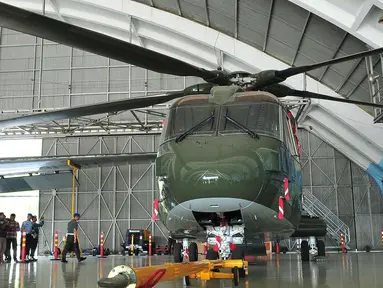Penampakan Helikopter Agusta Westland 101 (AW-101) yang diperiksa penyidik KPK dan POM TNI yang berada di Pangkalan Udara Halim Perdanakusuma, Jakarta (24/8). KPK dan POM TNI melakukan pengecekan fisik Helikopter AW 101. (Liputan6.com/Helmi Afandi)