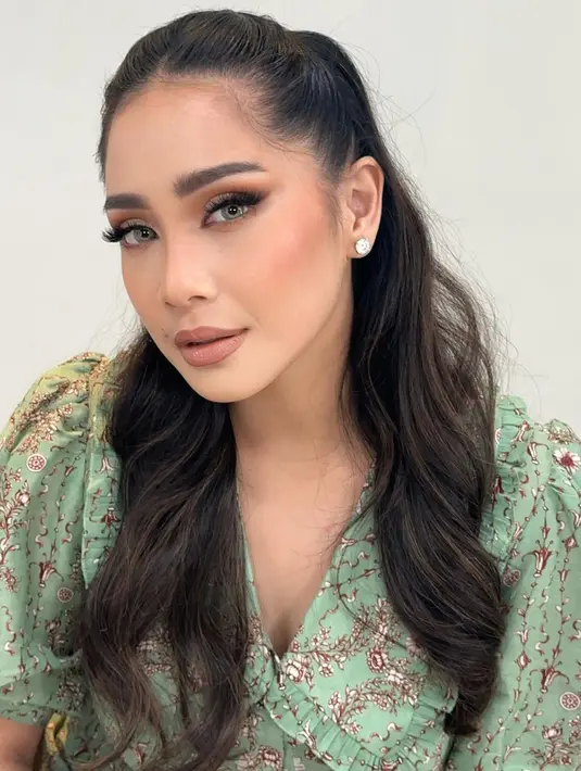 Tak berhenti sampai di situ, rambut Nagita juga ditata bergaya updo seperti yang sering dilakukan Tasya baru-baru ini. Ia melengkapi penampilannya dengan floral dress nuansa hijau mint. [@tasyafarasya]