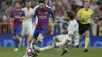 Lionel Messi mendapat adangan dari bek Real Madrid, Sergio Ramos dpada duel El Clasico di Santiago Bernabeu stadium, Madrid, Spanyol, Minggu, (23/4/2017). Barcelona menang 3-2.  (AP/Daniel Ochoa de Olza)