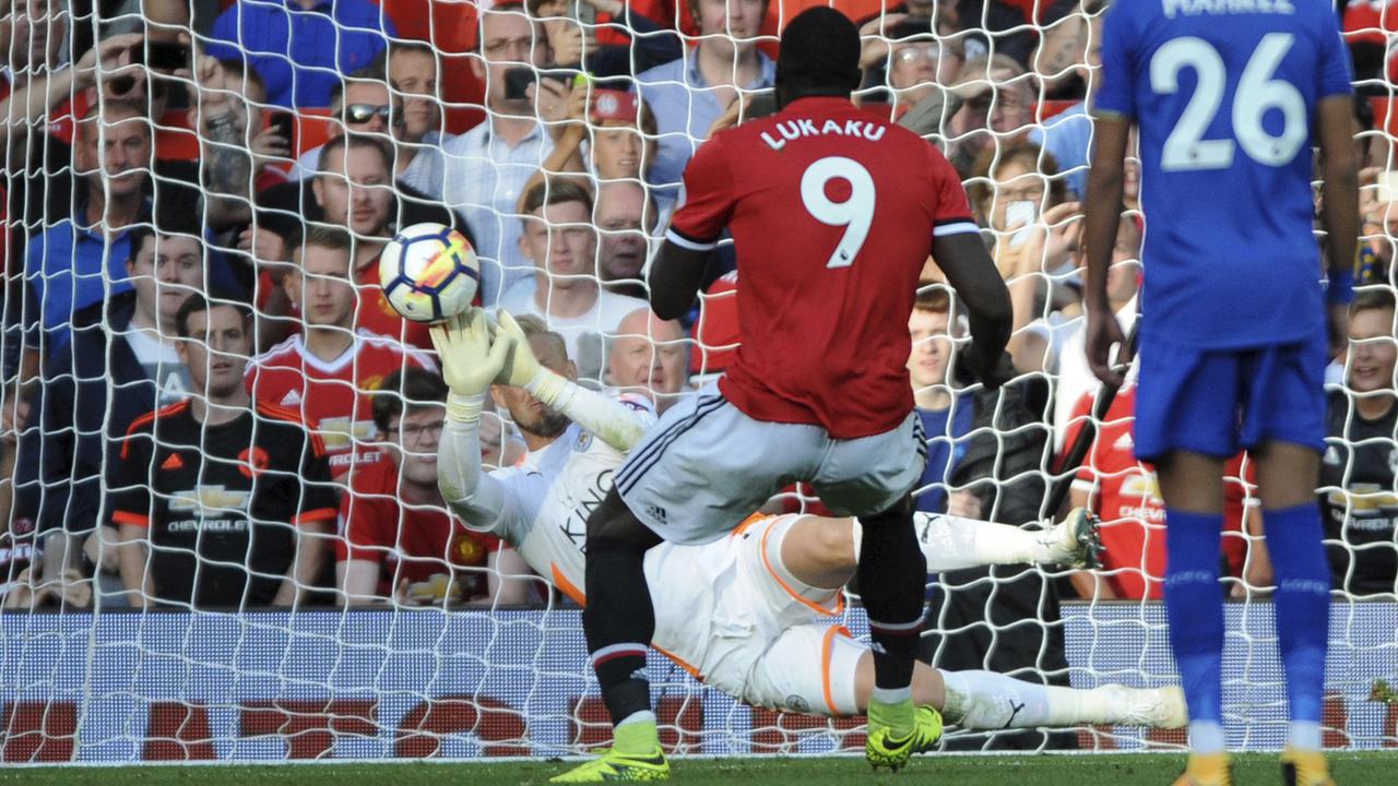 Aksi kiper Leicester City, Kasper Schmeichel, menahan tembakan penalti  striker Manchester United (MU), Romelu Lukaku, pada lanjutan Liga Inggris di Old Trafford, Sabtu (26/8/2017). (AP/Rui Vieira)