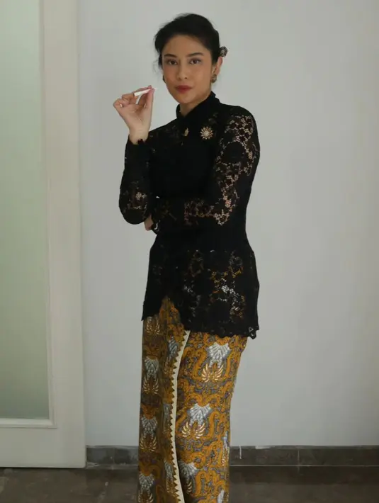 Dian Sastrowardoyo terlihat memesona dibalut kebaya hitam dengan bagian lengan yang semi transparan dengan border floral yang cantik. [Foto: Instagram/hagaipakan]